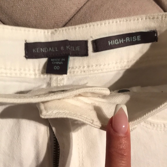 SOLD - Kendall AND Kylie white jean short - Picture 3 of 5